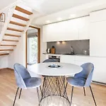 Happy Day Apartment, By Cohost Palanga