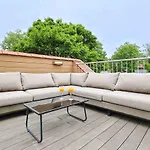 Happy Day Apartment, By Cohost Palanga