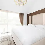 Happy Day Apartment, By Cohost Lejlighed