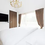 Happy Day Apartment, By Cohost Lejlighed