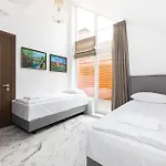 Happy Day Apartment, By Cohost Palanga