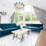 Happy Day Apartment, By Cohost Palanga