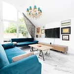 Happy Day Apartment, By Cohost Lejlighed