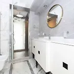 Happy Day Apartment, By Cohost Palanga
