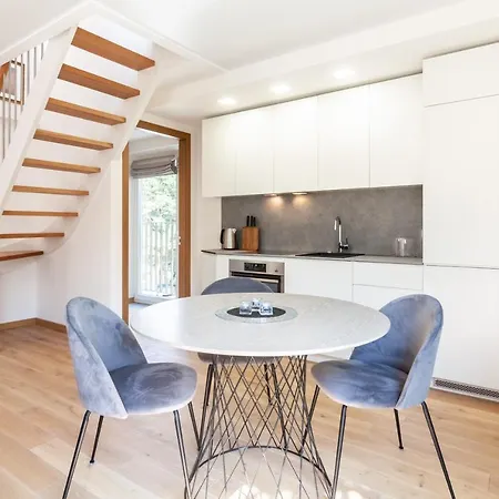 Happy Day Apartment, By Cohost Паланга