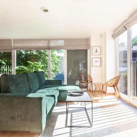 Happy Day Apartment, By Cohost Апартаменти *