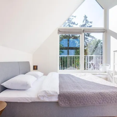 Happy Day Apartment, By Cohost Апартаменти *