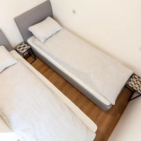 Happy Day Apartment, By Cohost Appartement *