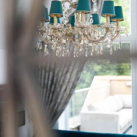 Happy Day Apartment, By Cohost Апартаменти