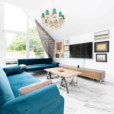 Happy Day Apartment, By Cohost Апартаменти Паланга