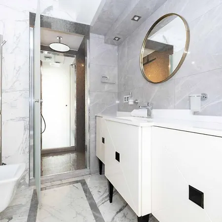 Happy Day Apartment, By Cohost Apartament *