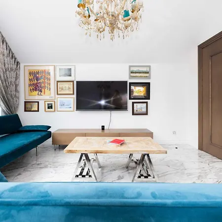 Happy Day Apartment, By Cohost Apartament *