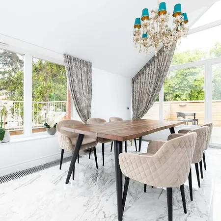 Happy Day Apartment, By Cohost Апартаменти *