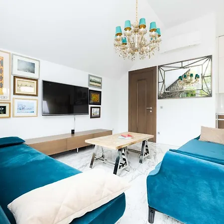 Happy Day Apartment, By Cohost *