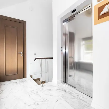 Happy Day Apartment, By Cohost Palanga