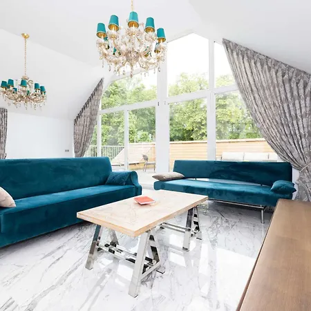 Happy Day Apartment, By Cohost Palanga