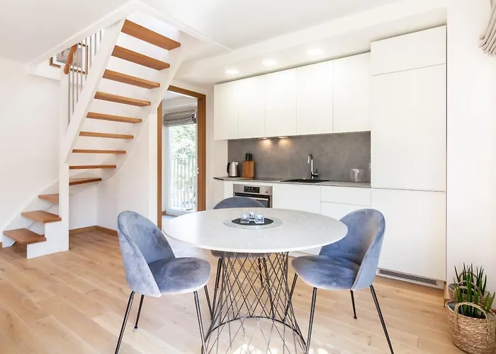 Happy Day Apartment, By Cohost Palanga