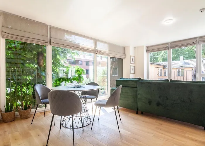 Happy Day Apartment, By Cohost Apartment