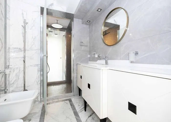 Happy Day Apartment, By Cohost Apartment *