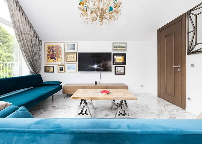 Happy Day Apartment, By Cohost Apartment *