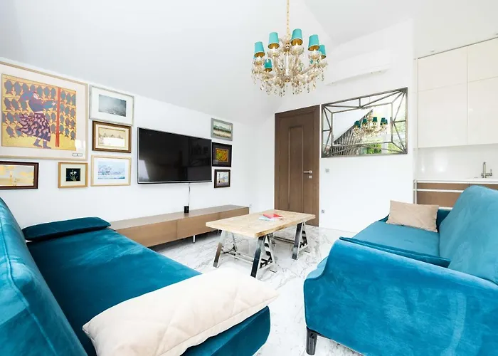 Happy Day Apartment, By Cohost *