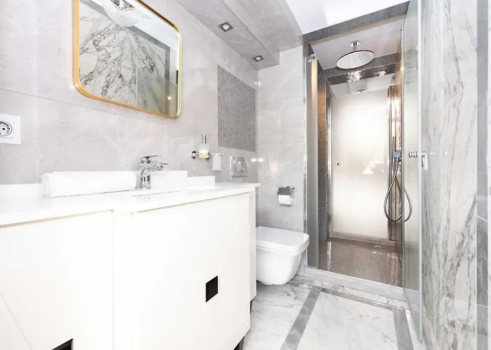 Happy Day Apartment, By Cohost *