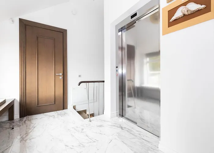 Happy Day Apartment, By Cohost Palanga