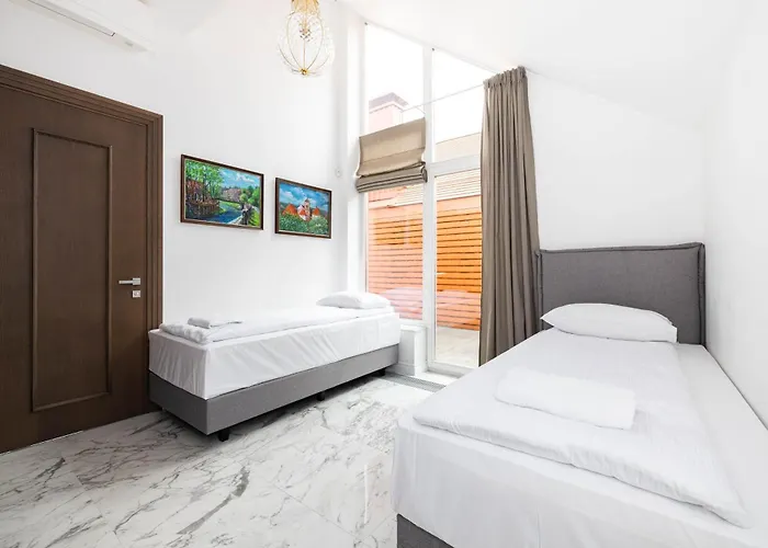 Happy Day Apartment, By Cohost Palanga