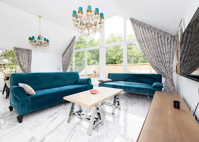 Happy Day Apartment, By Cohost Palanga